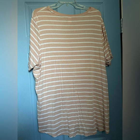 Old navy tee - Picture 3 of 4